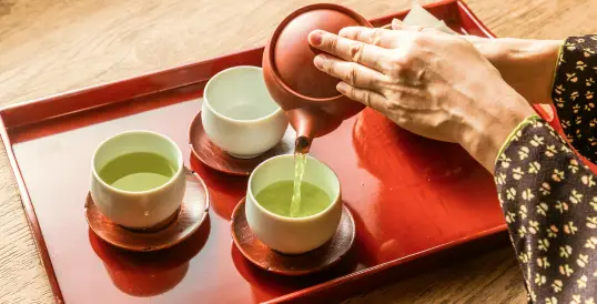 画像:スタッフがお茶を用意する様子