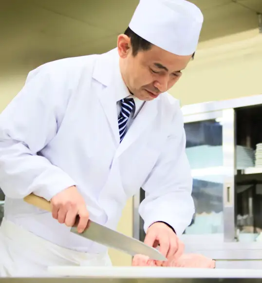 画像:料理長が料理をする様子