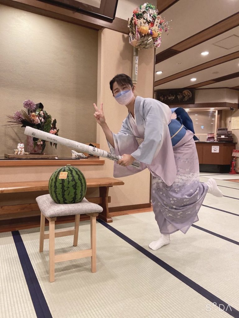 女将ちゃんスイカ割り🍉面白ショット(笑) メインイメージ画像