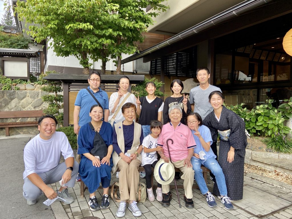 ご家族の皆様で坂東御礼参り お父さん80歳のお誕生日おめでとうございます メインイメージ画像