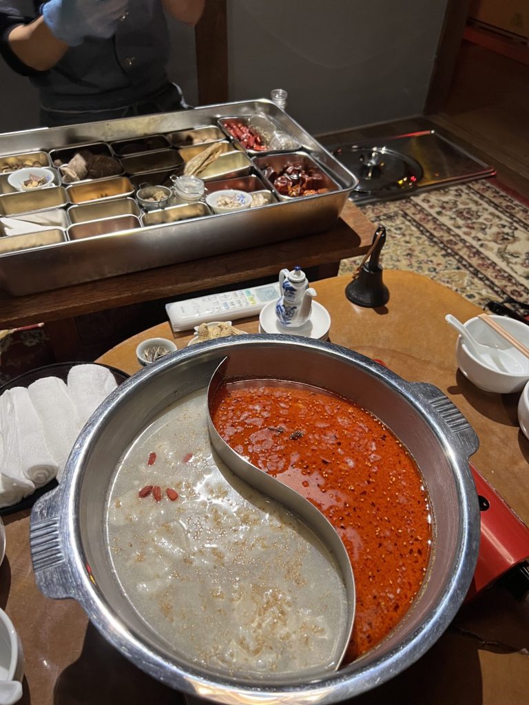 女将ちゃんの休日　薬膳火鍋を囲んで。池坊華道の先生と食事を❤️今日の日を幸せに思う。 メインイメージ画像