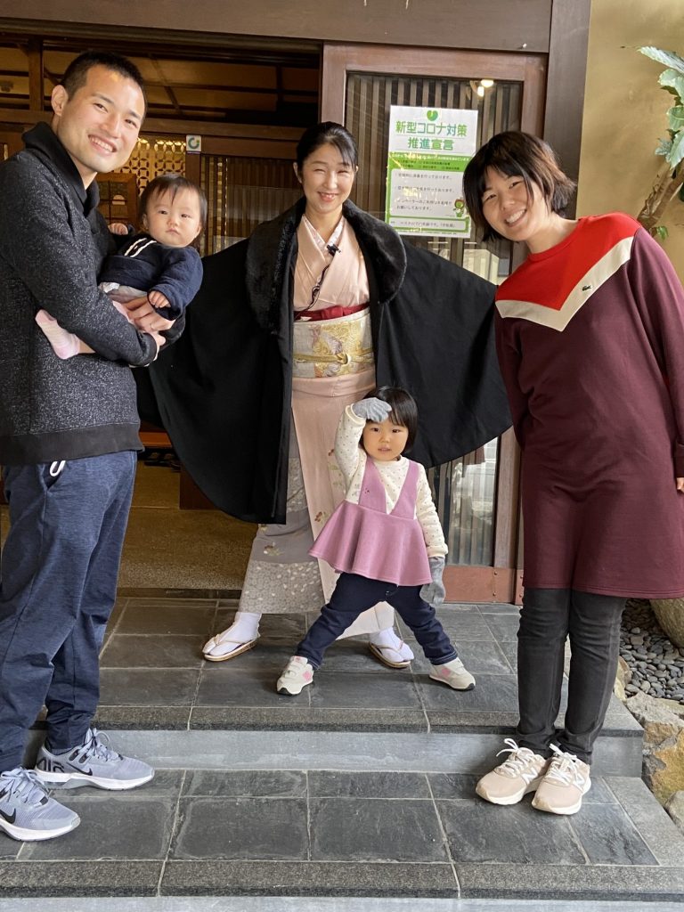 温泉タオル集め旅‼️見ました‼️女将ちゃん　こんなポーズで写真　初めて💕ふみかちゃ　可愛いともかちゃん　生まれました❤️ メインイメージ画像