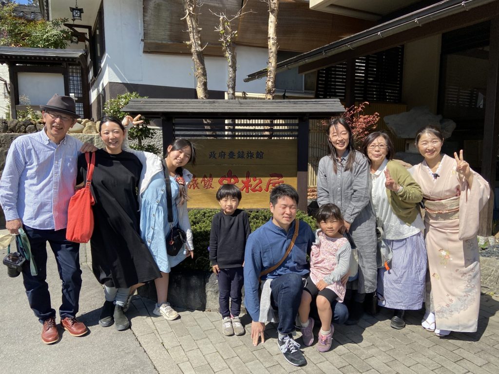 今年も帰ってきた‼️The長岡family　全体写真の謎が解けた⁉️ メインイメージ画像