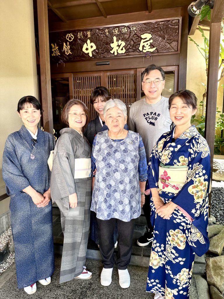 相思相愛❤️ 蜂の大群に‼️⁉️ 和製マリリンモンローが、お着物姿でご登場‼️ | 別所温泉 親子三世代で過ごす宿 中松屋旅館【公式サイト】