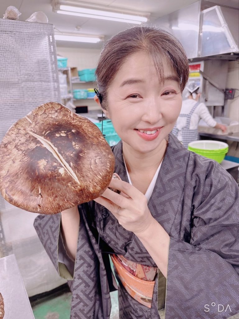 松茸シーズンあと少しです!!~なんと!松茸で女将ちゃんの小顔検証してみた(笑)~ メインイメージ画像