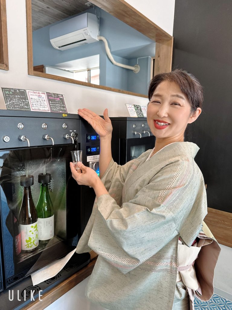 お隣の栄屋さんで 試飲をしている 女将ちゃん❤️笑顔こぼれます メインイメージ画像