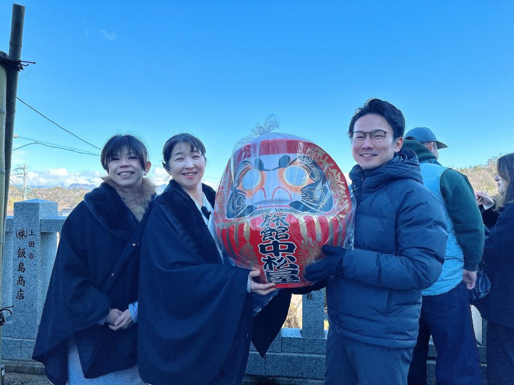 今年もだるまさん 頼んだよ‼️今年は支配人もご一緒に‼️ メインイメージ画像