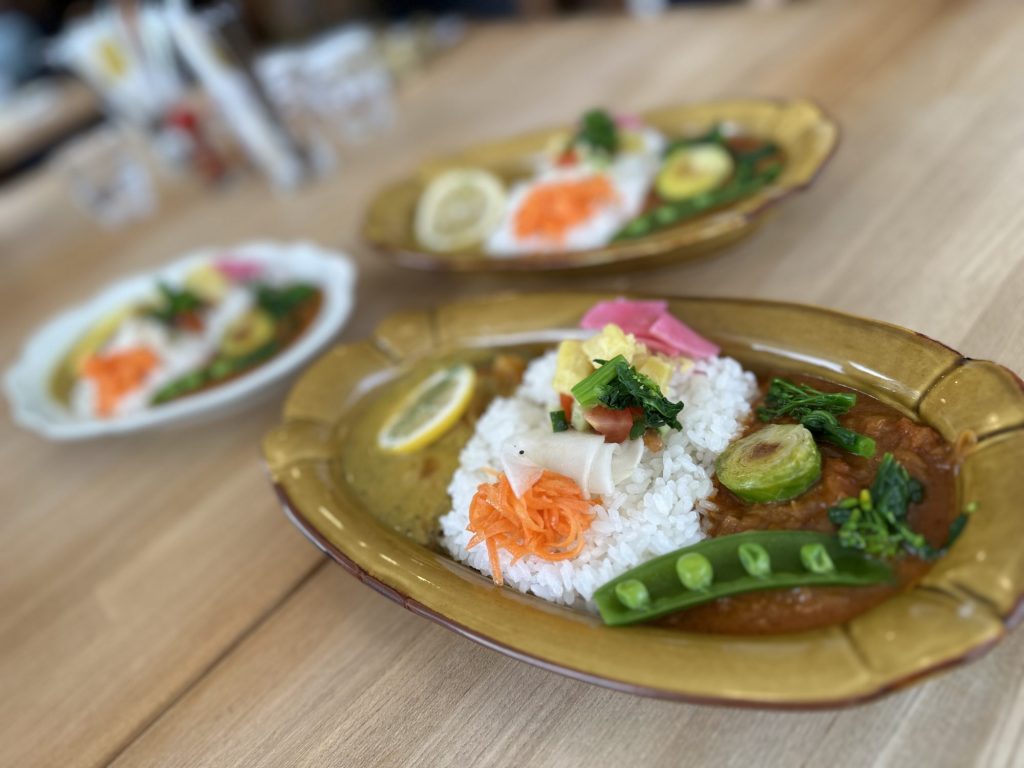 驛カフェ レースフェーベル さんのレモンチキンカレー最高です❤️ メインイメージ画像