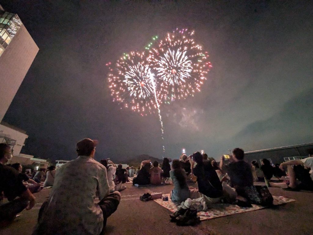 8/23(土)約3000発の花火が丸子の夜空を彩る『丸子中央病院花火大会2025』おすすめです メインイメージ画像