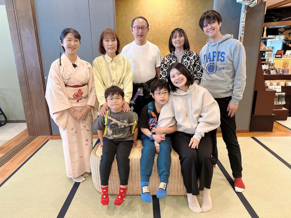 3世代旅行　古希のお祝いと新築いで　明るいご家族様 メインイメージ画像