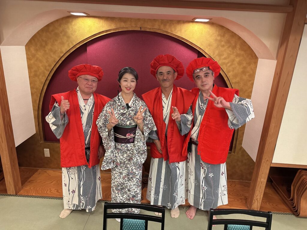飲み仲間さんと還暦旅行に！笑顔が素敵です メインイメージ画像